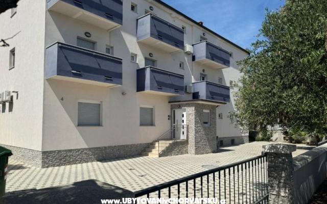 Apartma Lena - apartmaji Vodice Hrvaška