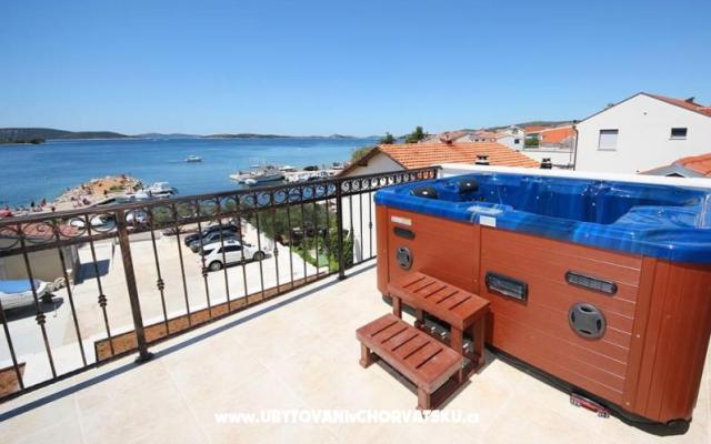 Villa Lucich I. - II. - apartmaji Vodice Hrvaška