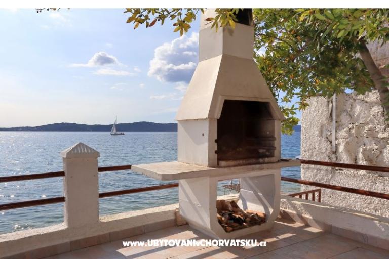 Apartmaji Mikulandra na plaži – foto 2