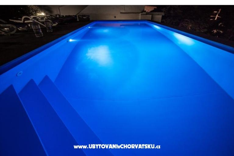 Apartmaji Anita with Pool – foto 15