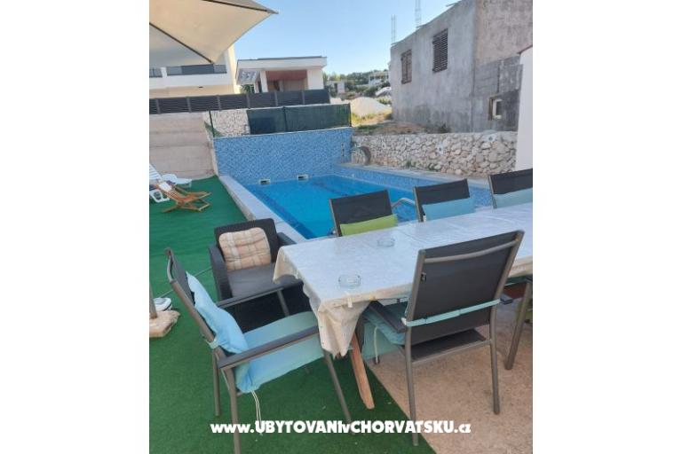 Apartmaji Dinko s grijanim bazenom – foto 11