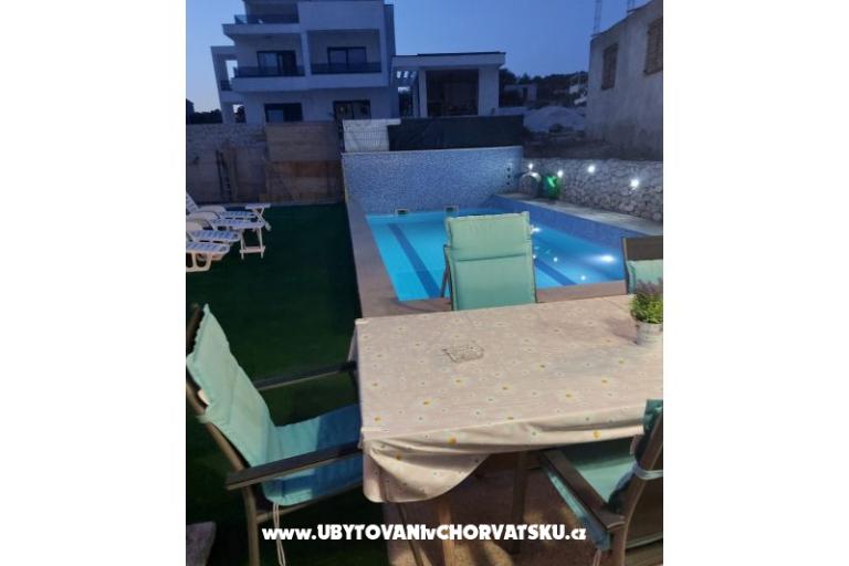 Apartmaji Dinko s grijanim bazenom – foto 6