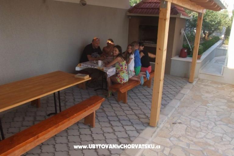 Apartmaji Villa MANDINA z bazenom – foto 16