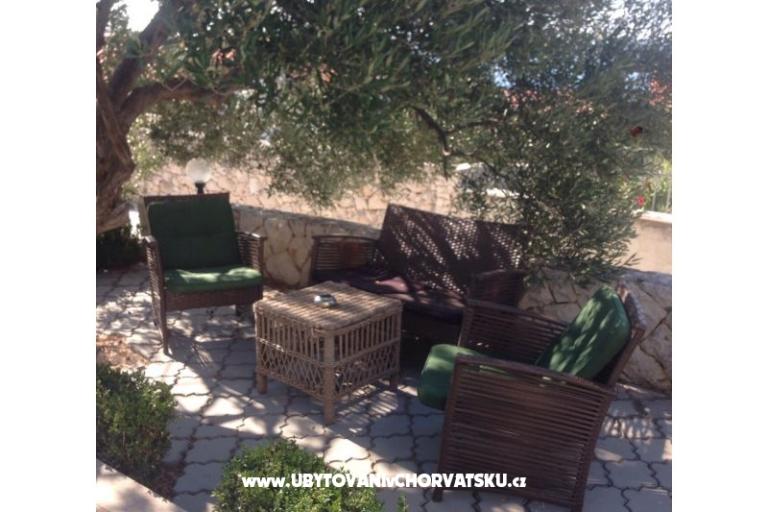 Apartmaji Villa MANDINA z bazenom – foto 18