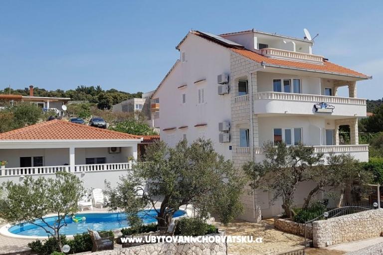 Apartmaji Villa MANDINA z bazenom – foto 2