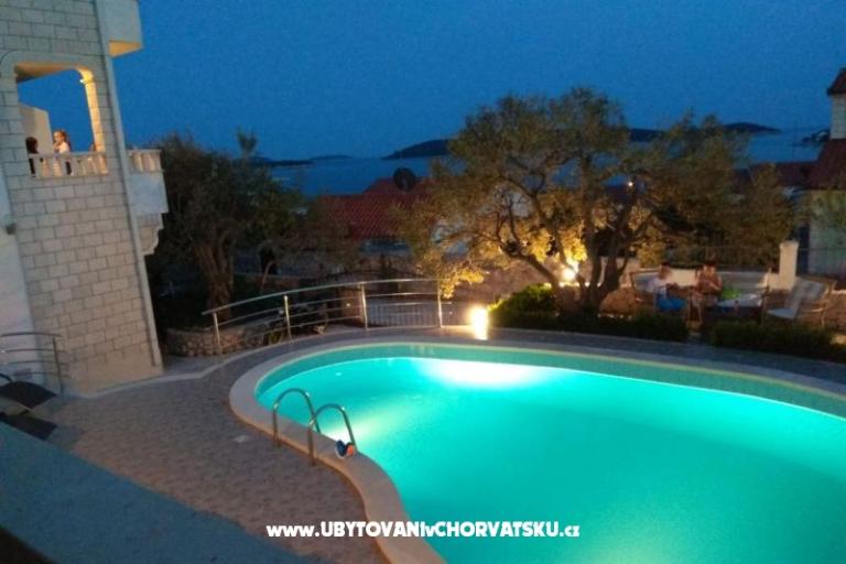 Apartmaji Villa MANDINA z bazenom – foto 4