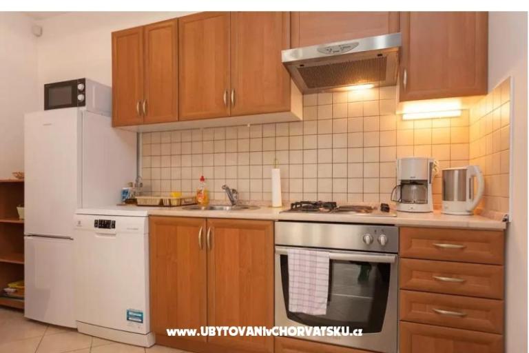 Apartma Oliva D1 z bazenom – foto 9