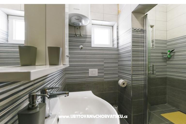 Apartma z bazenom and jacuzzi – foto 10