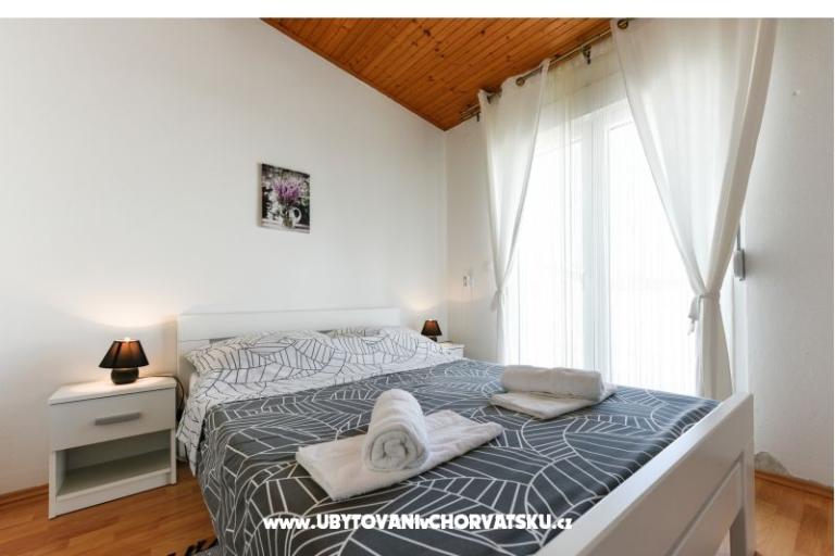 Apartma z bazenom and jacuzzi – foto 12