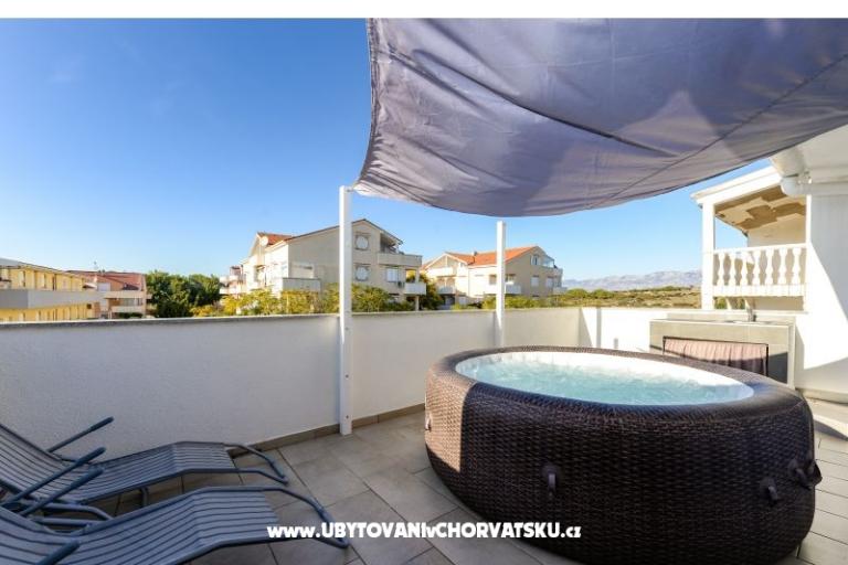 Apartma z bazenom and jacuzzi – foto 18