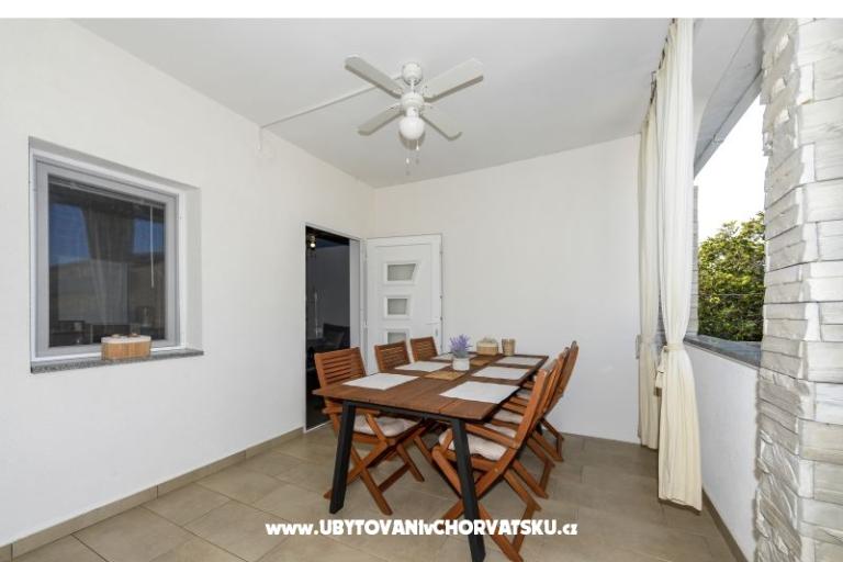 Apartma z bazenom and jacuzzi – foto 20
