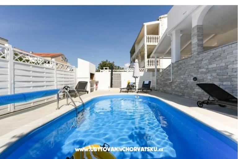 Apartma z bazenom and jacuzzi – foto 29