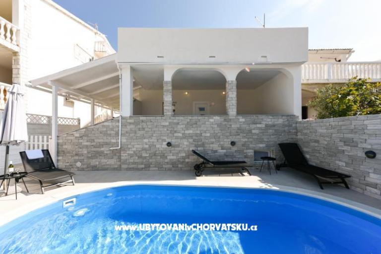 Apartma z bazenom and jacuzzi – foto 4