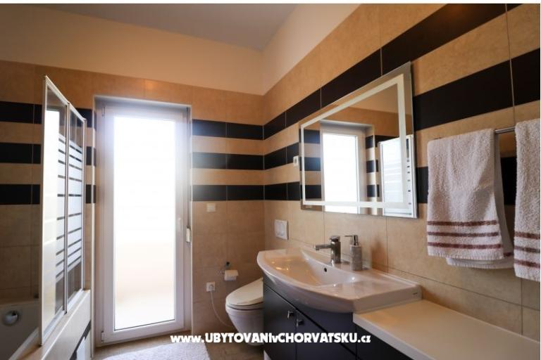  Hiša z bazenom - Villa Marijana  – foto 15