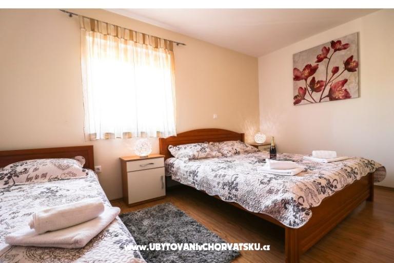  Hiša z bazenom - Villa Marijana  – foto 16
