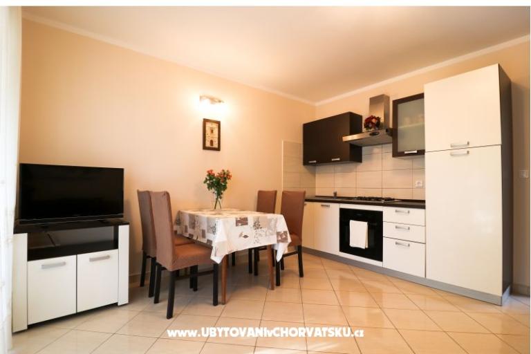  Hiša z bazenom - Villa Marijana  – foto 18