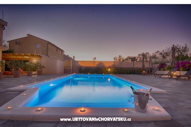  Hiša z bazenom - Villa Marijana  – foto 2