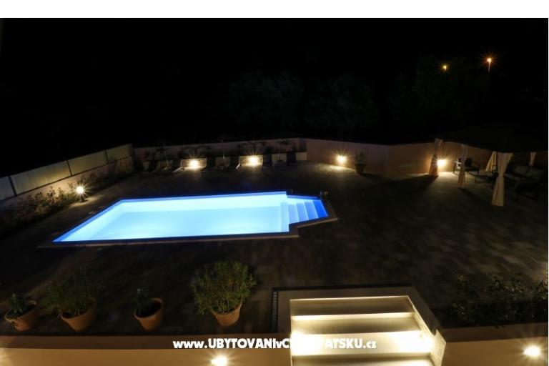  Hiša z bazenom - Villa Marijana  – foto 4