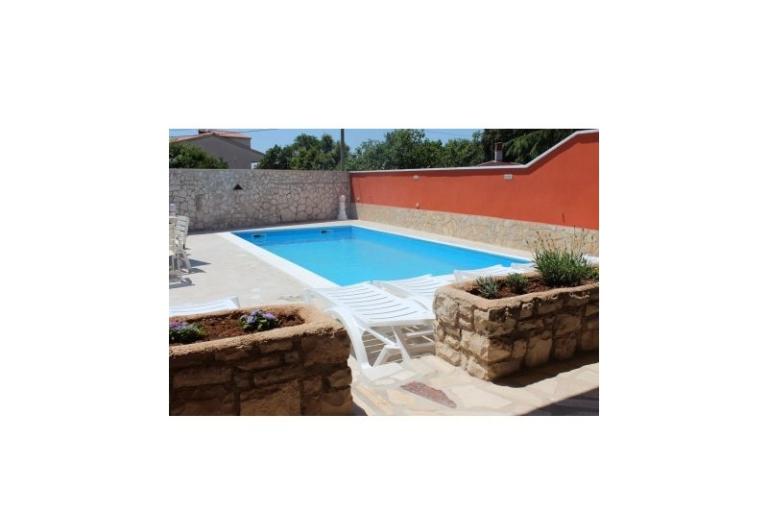 Hiša with swimming pool – foto 17