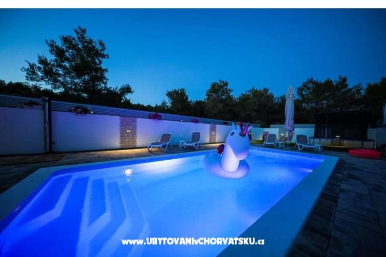 Apartma ANAI with private  pool – foto 9