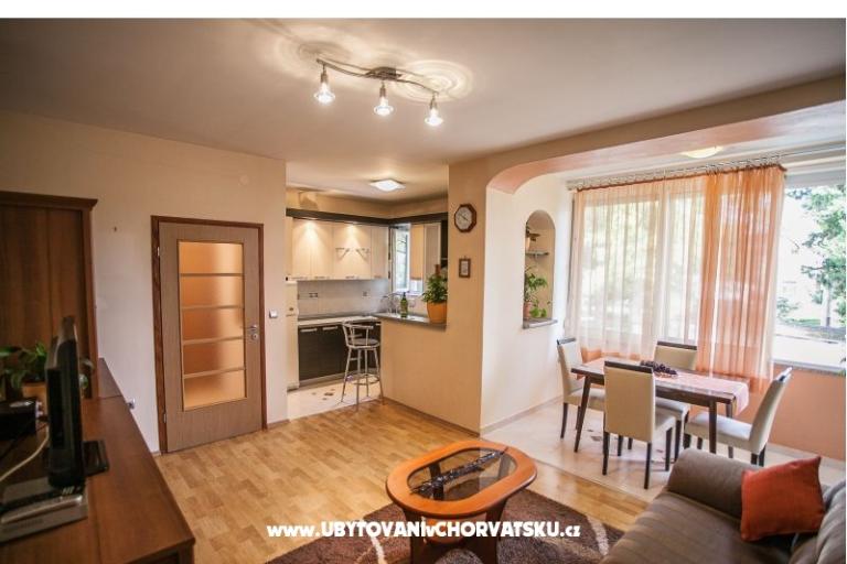 Apartma Tina 10 m. beach – foto 4