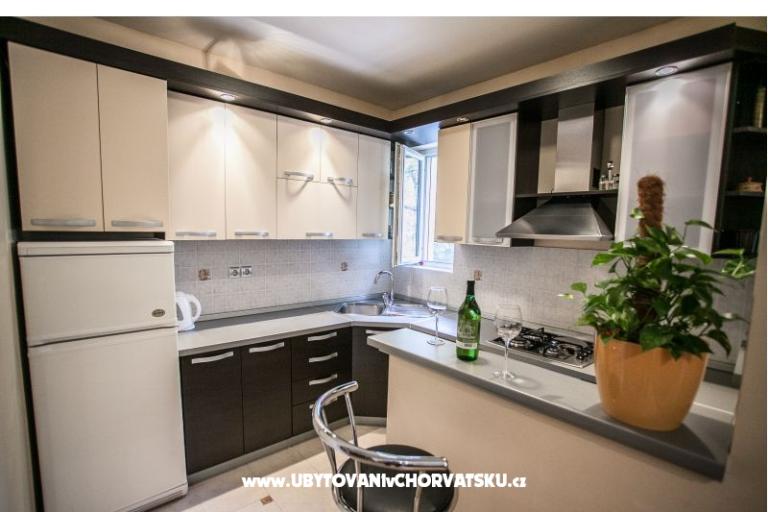 Apartma Tina 10 m. beach – foto 6